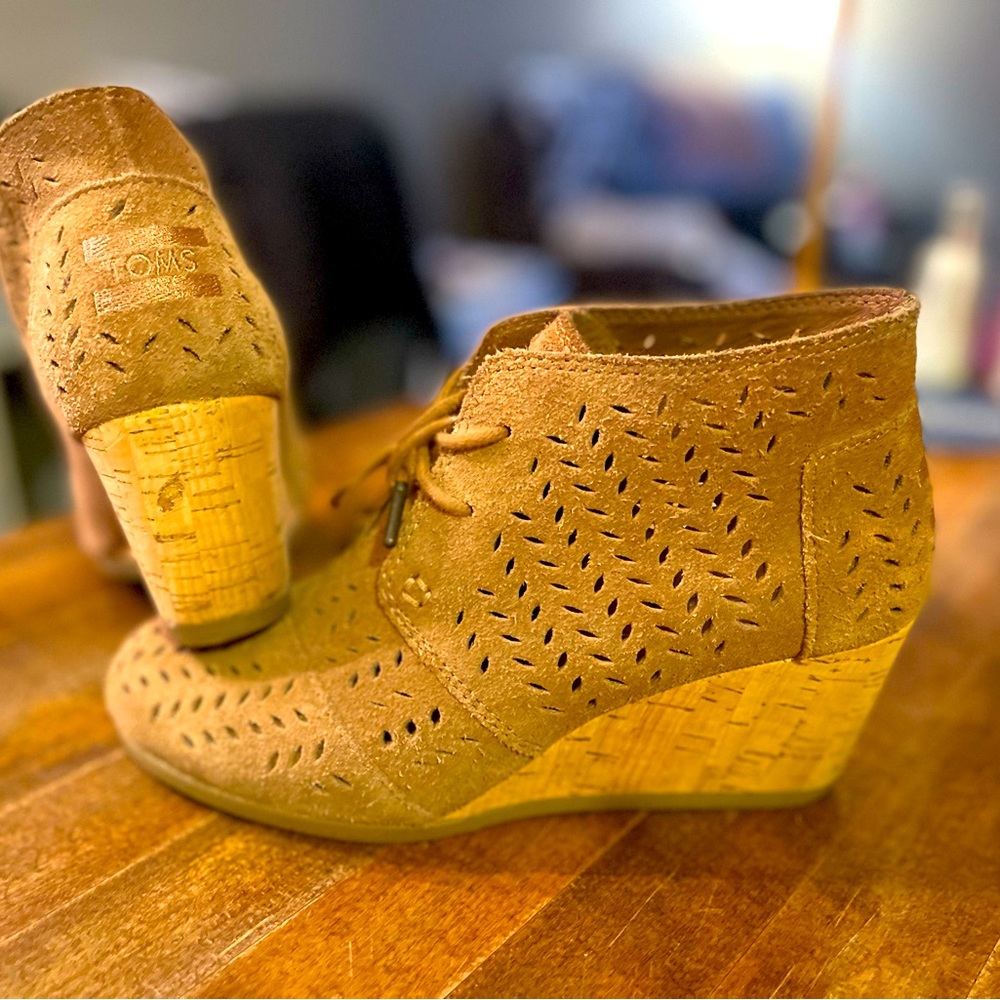 Toms beige suede lace up ankle boot size 7